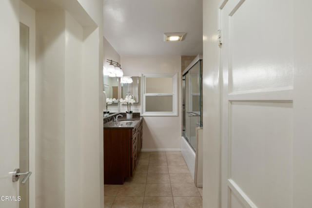 4531 El Camino Corto, La Canada Flintridge CA: https://media.crmls.org/mediaz/b5e495e1-bb77-4a7a-8098-d37f1c1d2fbc.jpg