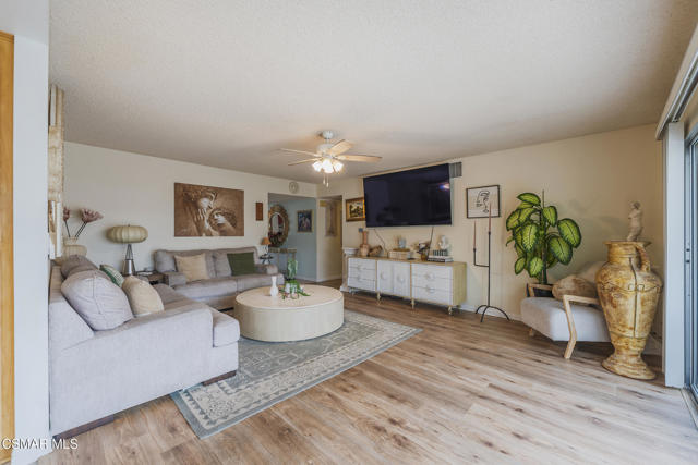 2653 N Broadmoor Avenue, Simi Valley CA: https://media.crmls.org/mediaz/b5e5b36f-f00f-4f61-84a5-2e04c560f59b.jpg