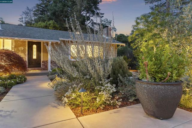51 Ivy Dr, Orinda CA: https://media.crmls.org/mediaz/b5e6657a-c2f5-4c98-85a8-2715ad220ffe.jpg