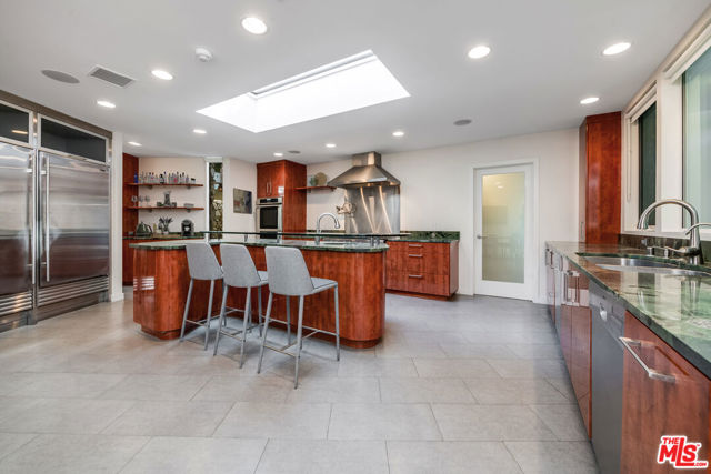1010 N Rexford Drive, Beverly Hills CA: https://media.crmls.org/mediaz/b5e67fb8-1de7-4acd-be27-7494c92a275a.jpg