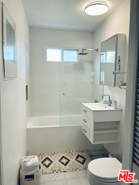 837 Westmount Drive, West Hollywood CA: https://media.crmls.org/mediaz/b5e76917-a21b-44bc-96b6-f4393bc6aabc.jpg