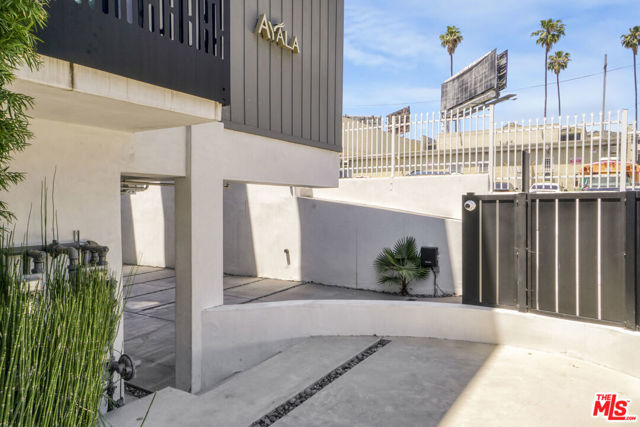 1445 1/4 N Martel Avenue, Los Angeles CA: https://media.crmls.org/mediaz/b5e80712-729b-4c2c-a726-96e013b72b66.jpg