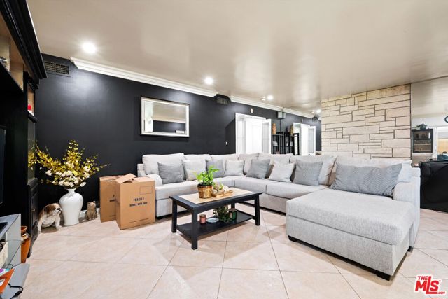 9253 Hayvenhurst Avenue, North Hills CA: https://media.crmls.org/mediaz/b5e8b3e7-6ac2-4e44-a7ca-7e3e15242882.jpg