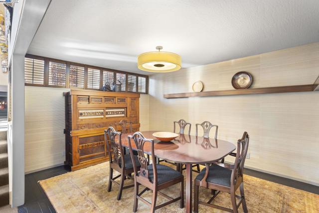 3 Abbott Way, Piedmont CA: https://media.crmls.org/mediaz/b5e92024-1bea-4bea-a0f3-32138abea5b4.jpg