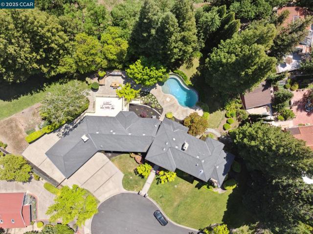 22 Ranger Ct, Alamo CA: https://media.crmls.org/mediaz/b5ea0d01-c976-4c2e-a16e-b9c3b6fcb4d1.jpg
