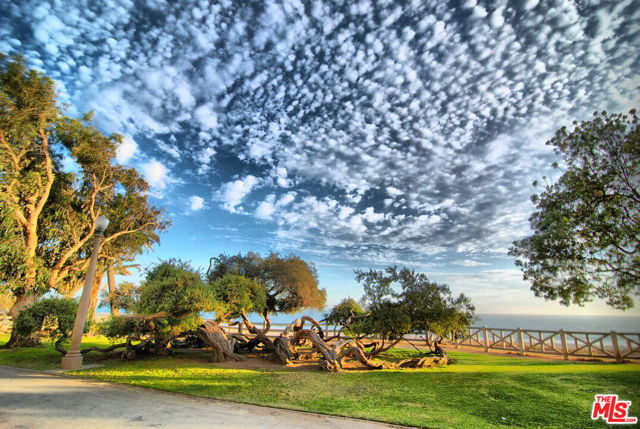 515 Ocean Avenue, Santa Monica CA: https://media.crmls.org/mediaz/b5ea409b-c53c-418f-92cf-06ff0e529924.jpg