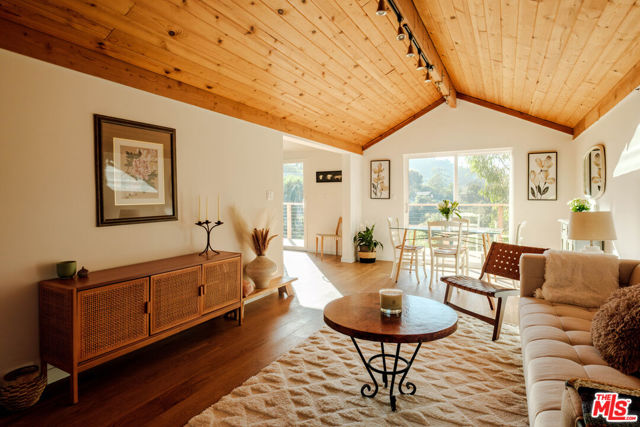19777 Grand View Drive, Topanga CA: https://media.crmls.org/mediaz/b5eb4dfb-8fd7-45cb-8f84-8c248b639d36.jpg