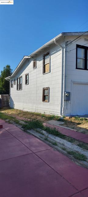 2957 73rd Avenue, Oakland CA: https://media.crmls.org/mediaz/b5ebb605-8279-4178-8fbb-69a21aaeedf8.jpg