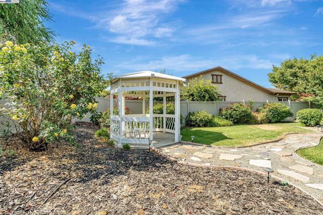 2453 Gardenstone Pl, Manteca CA: https://media.crmls.org/mediaz/b5ec4498-0321-4bb9-b4f9-a0cbaa1a1b88.jpg