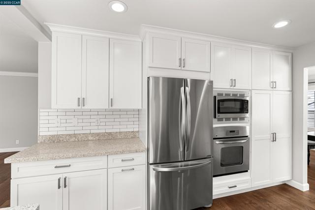 4403 Winterberry Ct, Concord CA: https://media.crmls.org/mediaz/b5ecc636-7cd5-40ed-ba6a-afe3875ac353.jpg