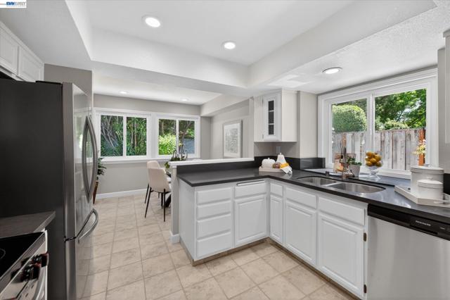 5943 Corte Arboles, Pleasanton CA: https://media.crmls.org/mediaz/b5ecd2bf-08d8-4d06-9623-ccfe3e95c5f3.jpg