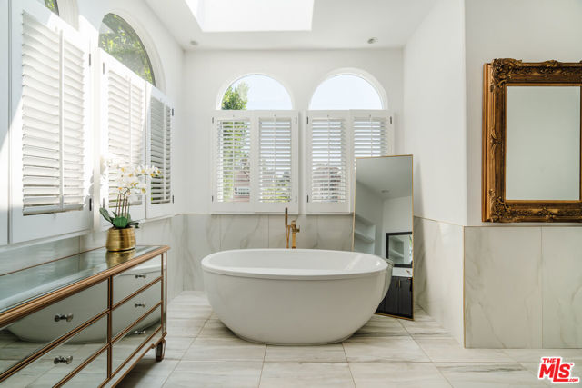 609 21st Place, Santa Monica CA: https://media.crmls.org/mediaz/b5ed08b5-0138-4c18-b4c9-0f62b40898b7.jpg