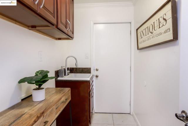 4103 Dickson Ct, Oakland CA: https://media.crmls.org/mediaz/b5ed1471-63b1-4e94-8bcf-02bd4263832b.jpg