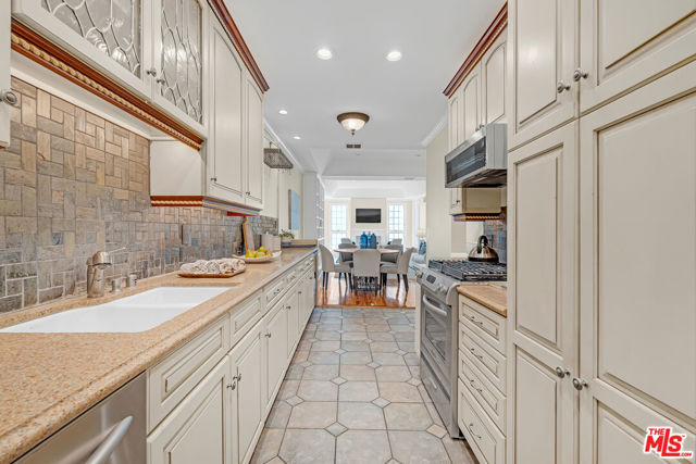 1370 Kelton Avenue, Los Angeles CA: https://media.crmls.org/mediaz/b5ed6e47-22be-4f27-b334-3aef40577635.jpg