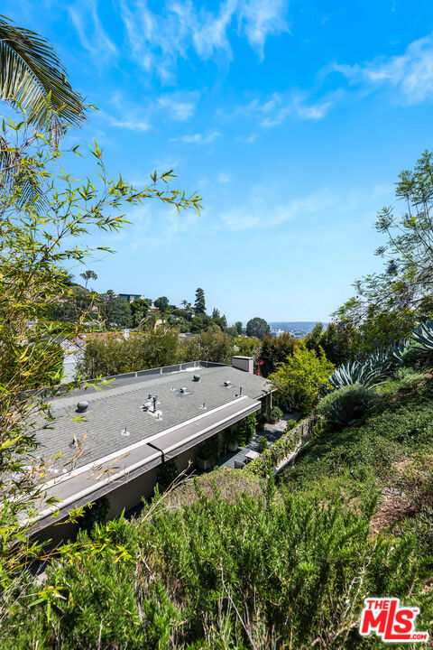 1331 CORDELL Place, Los Angeles CA: https://media.crmls.org/mediaz/b5eeccfd-c6ad-4d32-bc36-bba7aaf6f10a.jpg