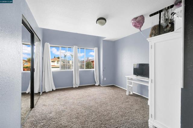 1974 Paradise Valley Ct, Tracy CA: https://media.crmls.org/mediaz/b5ef82e2-885f-4d3a-a900-488e17fa79e0.jpg