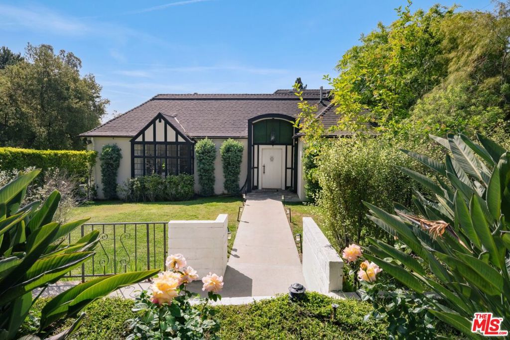 690 Westgate Street — Tudor