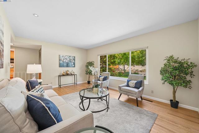 2082 Boxwood Way, Fremont CA: https://media.crmls.org/mediaz/b5eff23d-1738-417d-99d6-56b4e10f5a4c.jpg