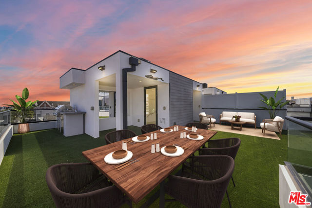 733 N Gramercy Place, Los Angeles CA: https://media.crmls.org/mediaz/b5f04a5d-089b-4050-b625-9aab94ecd1c6.jpg