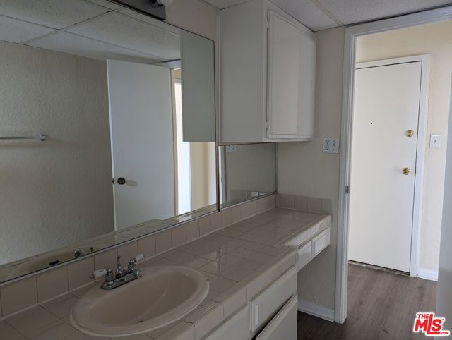 5640 Franklin Avenue, Los Angeles CA: https://media.crmls.org/mediaz/b5f0fa97-7510-4c07-aa8b-98dd481e719c.jpg