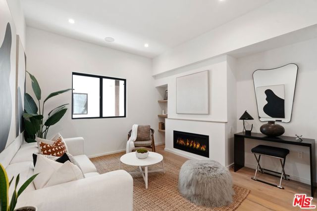 3807 S Verona Court, Los Angeles CA: https://media.crmls.org/mediaz/b5f1ddc6-af68-4182-9069-1f034aeed0de.jpg