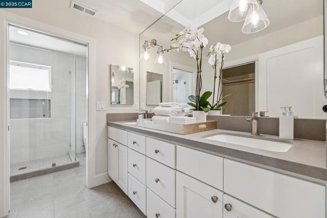 241 E Creek Dr, Menlo Park CA: https://media.crmls.org/mediaz/b5f20c9d-2883-4e93-b4af-f19cafa3b8cd.jpg