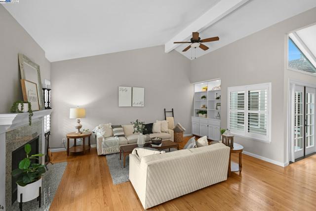 2200 Oneida Cir, Danville CA: https://media.crmls.org/mediaz/b5f246f0-304e-4bea-a970-e03335a34635.jpg