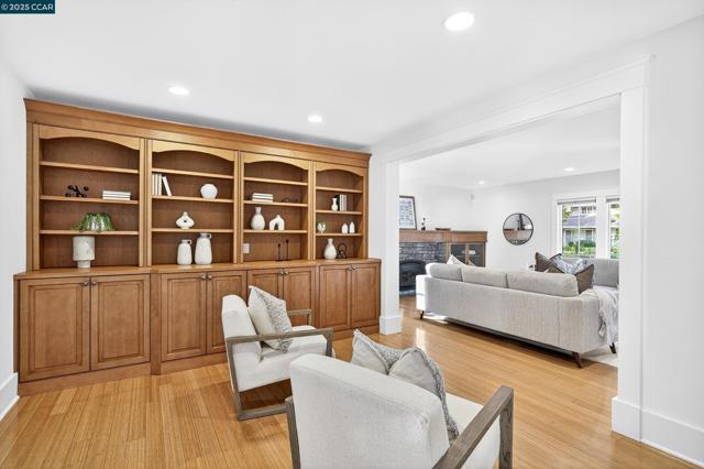 1206 Rimer Dr, Moraga CA: https://media.crmls.org/mediaz/b5f38af9-0acb-42ee-9a63-31dc70aa9188.jpg