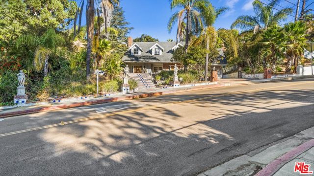 16645 Calneva Drive, Encino CA: https://media.crmls.org/mediaz/b5f575f4-2f95-4b2f-95a6-60738f3861f2.jpg