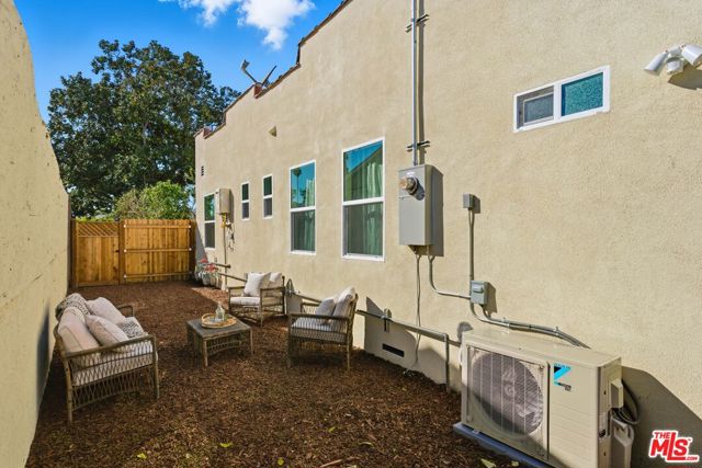 5200 S St Andrews Place, Los Angeles CA: https://media.crmls.org/mediaz/b5f581be-a528-4051-9865-305643636502.jpg