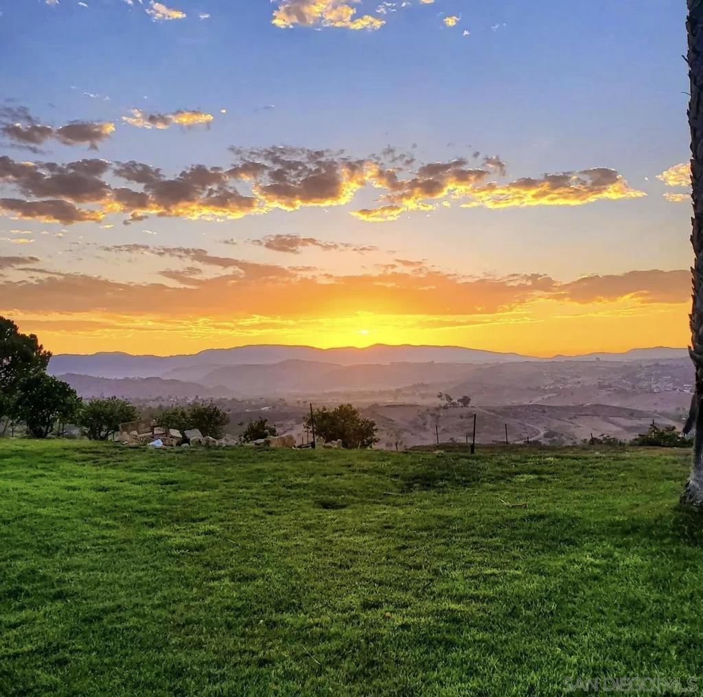https://media.crmls.org/mediaz/b5f5acb3-7ca2-453d-8466-067e3b188289.jpg?preset=X-Large