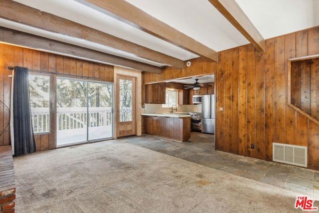286 S Fairway Drive, Lake Arrowhead CA: https://media.crmls.org/mediaz/b5f5eb9d-e4c7-48af-b252-e33cbee0e14c.jpg
