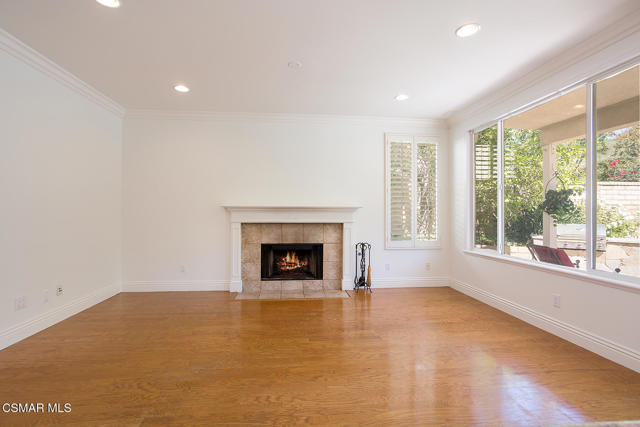 1034 Lambourne Place, Oak Park CA: https://media.crmls.org/mediaz/b5f6af23-883a-4e1c-989f-0a2175161f81.jpg