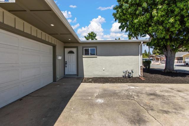 40167 Barbara St, Fremont CA: https://media.crmls.org/mediaz/b5f6da7e-4c14-4df0-bc9c-639bc4accd43.jpg