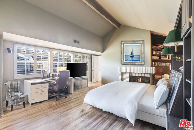 13082 Mindanao Way, Marina del Rey CA: https://media.crmls.org/mediaz/b5f6efdb-906f-49c3-8dc6-4d39bfba8ab7.jpg
