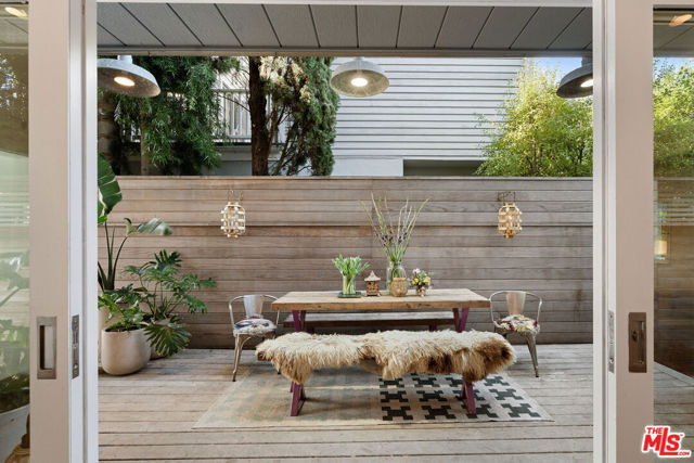 729 Superba Avenue, Venice CA: https://media.crmls.org/mediaz/b5f7dfde-3c1f-475b-865d-59771ec32cd0.jpg