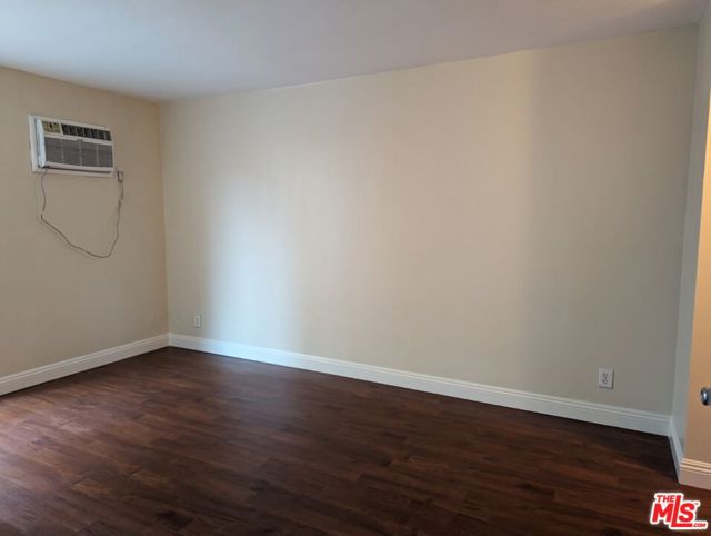 633 N Sweetzer Avenue, West Hollywood CA: https://media.crmls.org/mediaz/b5f88561-31ee-4da1-8f43-d5d11f5c84ad.jpg
