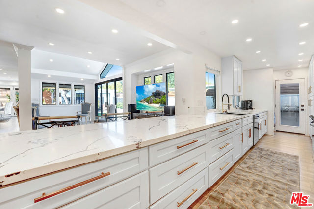6409 Graves Avenue, Lake Balboa CA: https://media.crmls.org/mediaz/b5f89865-ac88-4c23-b27d-02c7a2363661.jpg