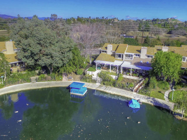 23150 Park Sorrento, Calabasas CA: https://media.crmls.org/mediaz/b5fa698e-47c1-485d-8035-a2018fbad062.jpg