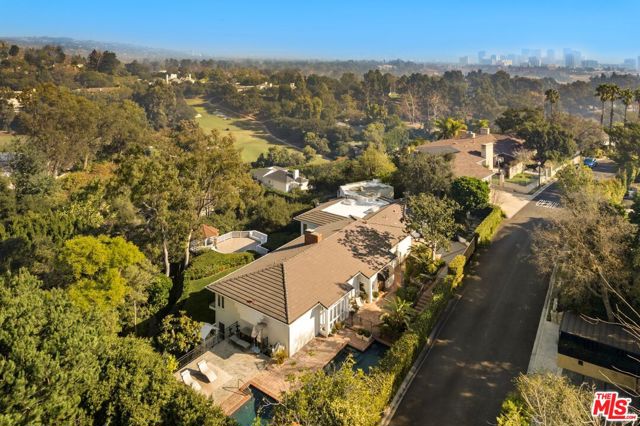 282 Bentley Circle, Los Angeles CA: https://media.crmls.org/mediaz/b5fa84af-0878-4b10-a85c-ea404169f802.jpg