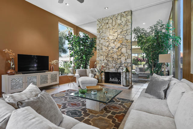 45550 Navajo Road, Indian Wells CA: https://media.crmls.org/mediaz/b5faccac-f108-4875-bcf1-99d3a770772b.jpg
