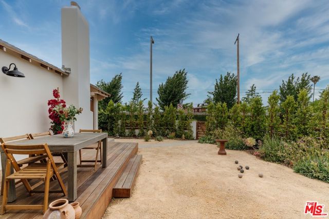 3501 Hillcrest Drive, Los Angeles CA: https://media.crmls.org/mediaz/b5fc1817-e9fc-42aa-b7c7-207e967ac306.jpg