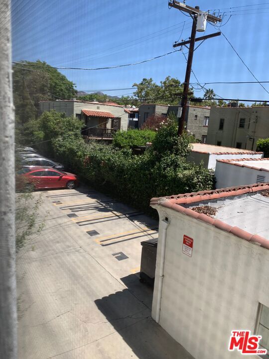 802 N Sweetzer Avenue, Los Angeles CA: https://media.crmls.org/mediaz/b5fc1824-d178-4810-9b1a-e8c93edc6627.jpg