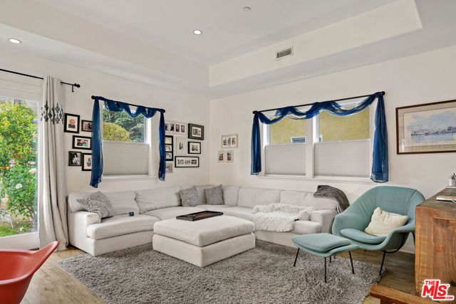 4224 Madison Avenue, Culver City CA: https://media.crmls.org/mediaz/b5fc3347-08d2-49ef-a2ec-a8959fabbca6.jpg