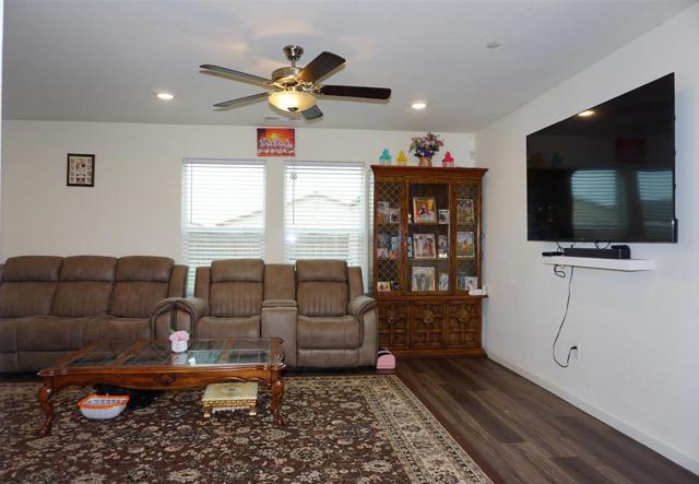 405 Greene Way, Los Banos CA: https://media.crmls.org/mediaz/b5fc45fe-b0ed-4b87-9113-6ee9f91860c1.jpg