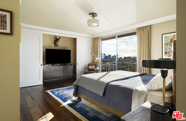 100 S Doheny Drive, Los Angeles CA: https://media.crmls.org/mediaz/b5fc5e02-8bd2-45c0-a1c5-e91c08938348.jpg