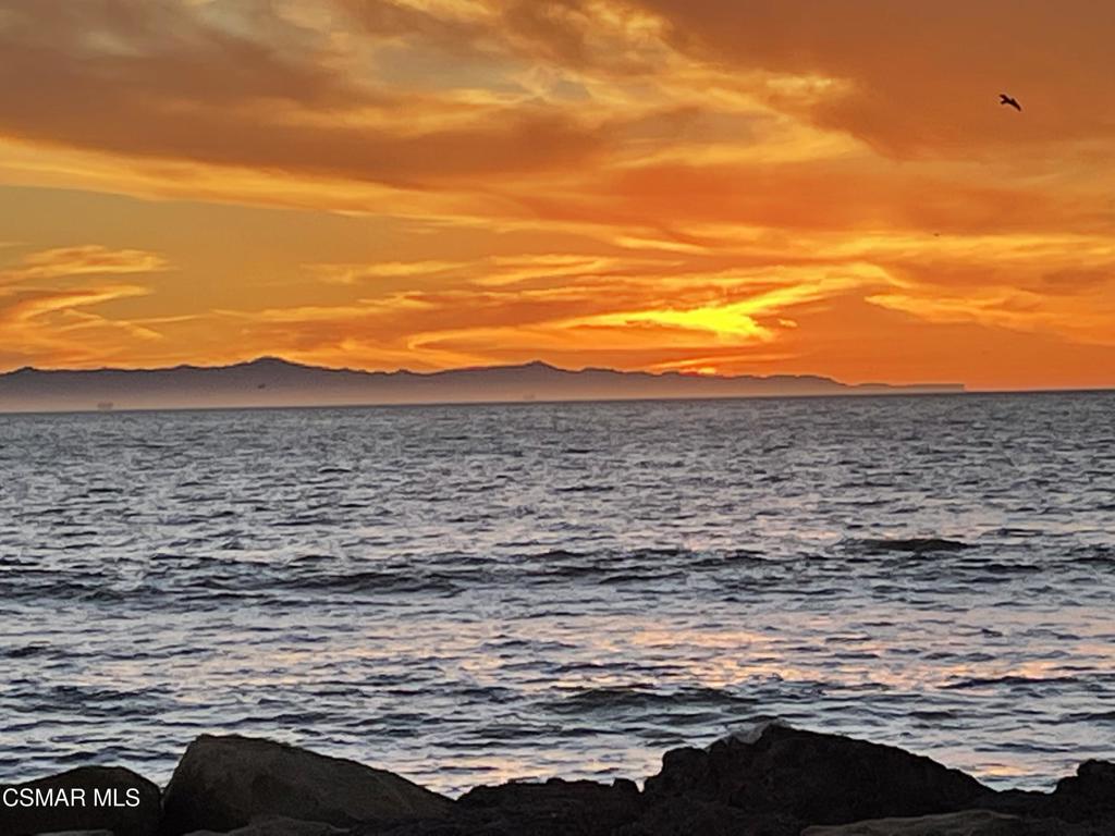 https://media.crmls.org/mediaz/b5fc7607-e943-45f3-bf6c-5f260683c582.jpg?preset=X-Large