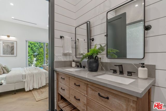 5522 Buffalo Avenue, Sherman Oaks CA: https://media.crmls.org/mediaz/b5fca09c-d352-49fd-80a7-bd9b526239ba.jpg
