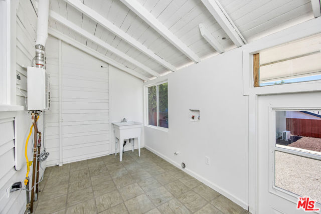 407 N Benton Way, Los Angeles CA: https://media.crmls.org/mediaz/b5fe460b-53aa-45c8-bbd7-6dfbd8787fdb.jpg