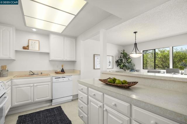 1935 Golden Rain Rd, Walnut Creek CA: https://media.crmls.org/mediaz/b5fe4a39-4d3b-4967-ad8e-c62501f66a56.jpg